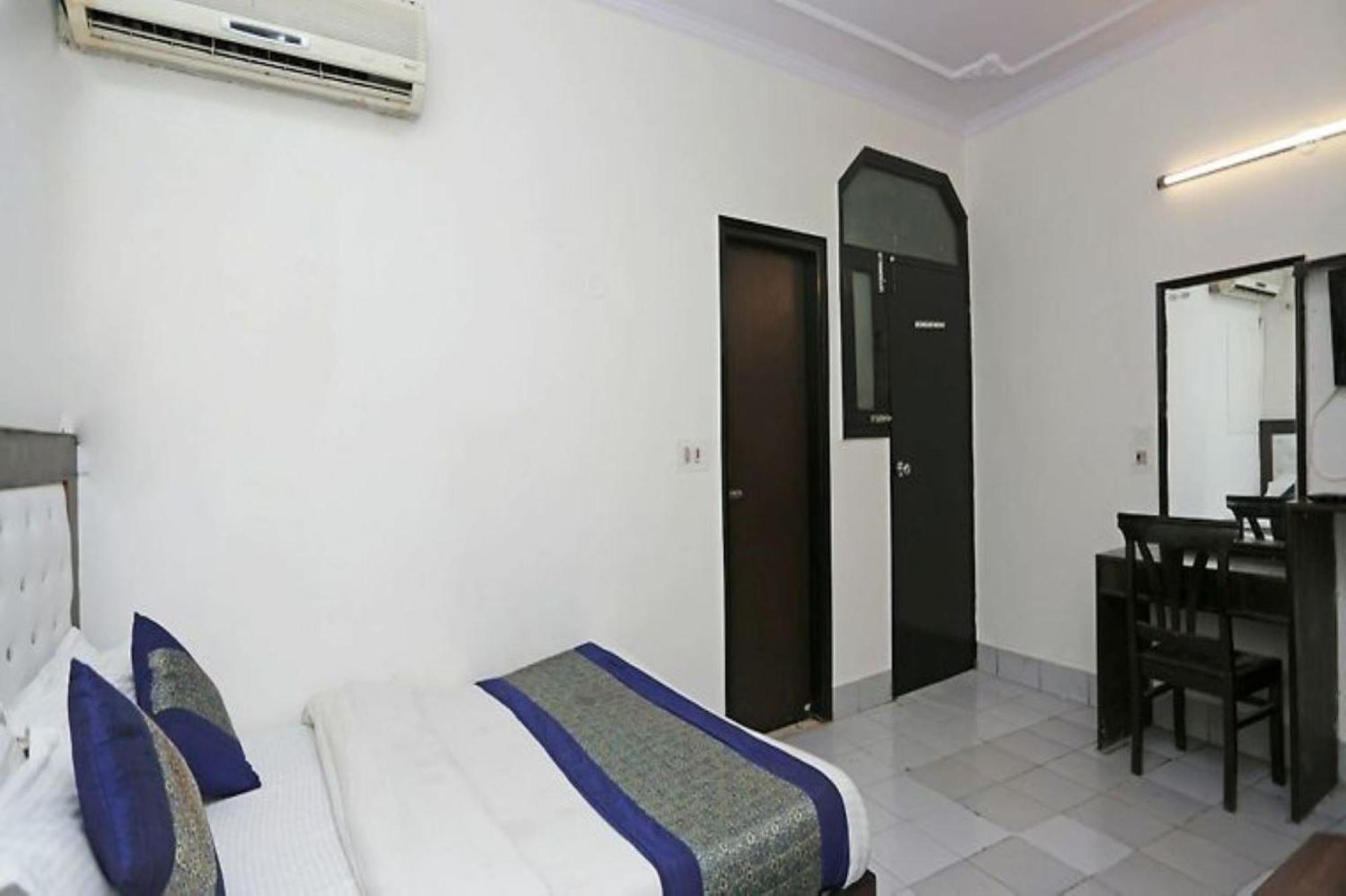 Hotel Keshew International Nueva Delhi Exterior foto